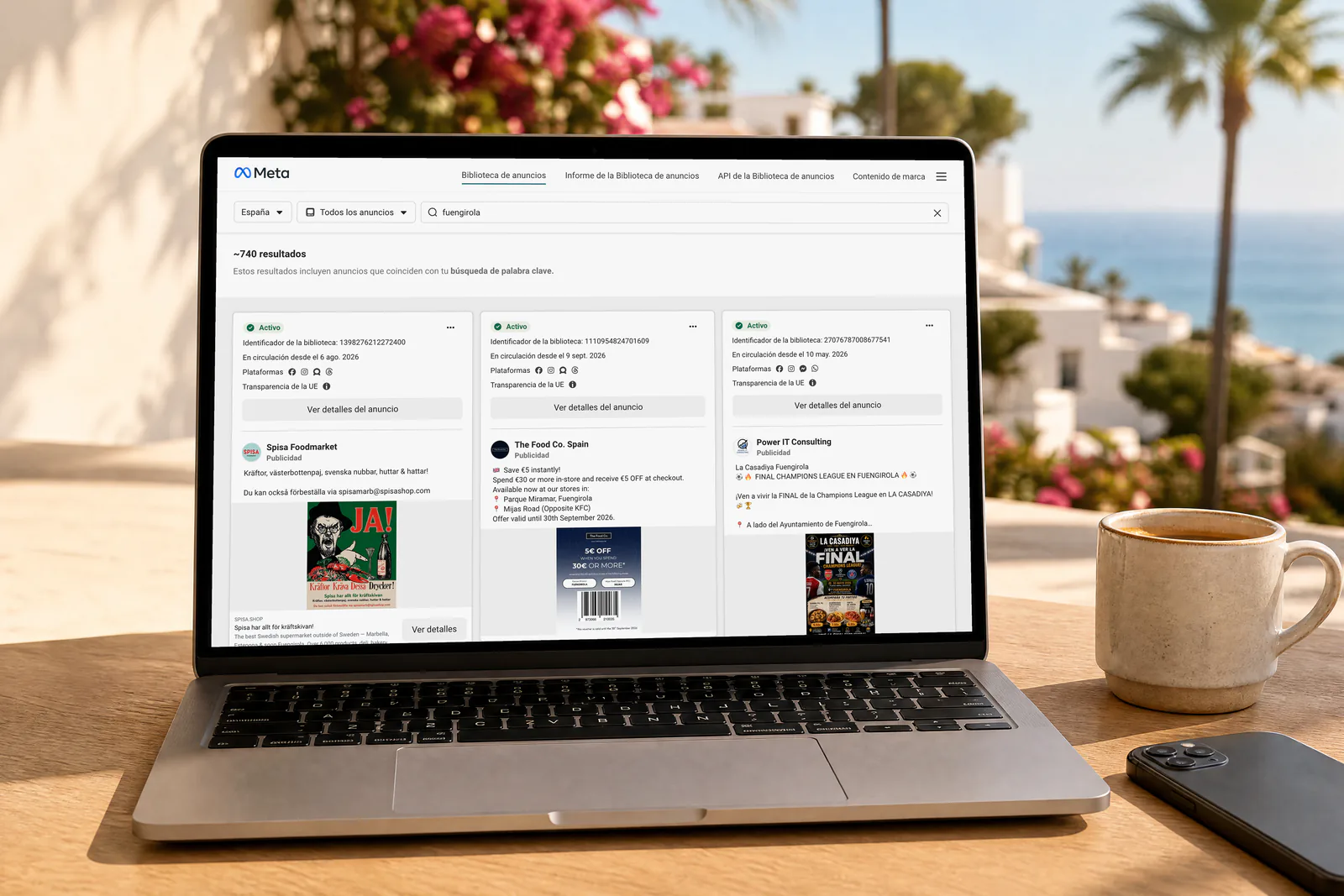 Portátil sobre una mesa de terraza con la Biblioteca de anuncios de Meta buscando Fuengirola, unos 740 anuncios activos